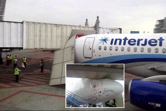 Pesawat Interjet Tabrak Garbarata di Bandara Meksiko
